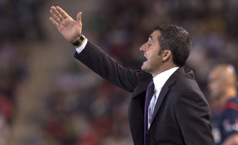 GRA497. CÓRDOBA, 24/04/2015.- El entrenador del Athletic Club Ernesto Valverde, durante el partido de la trigésimo tercera jornada de Liga que disputan Córdoba y Athletic Club esta noche en el estadio Nuevo Arcángel de Córdoba. EFE/Rafa Alcaide