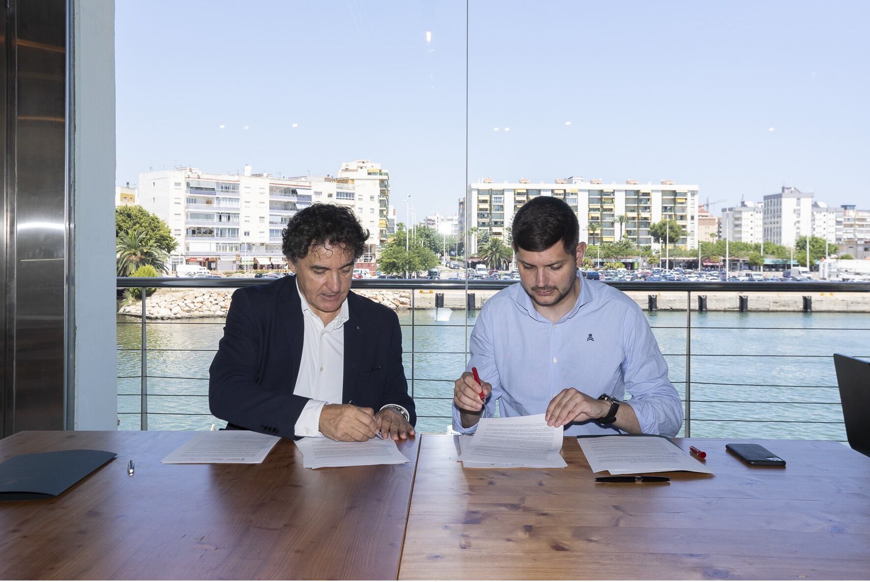 Francesc Colomer, secretario autonómico de Turismo y el alcalde José Manuel Prieto durante la firma del convenio.