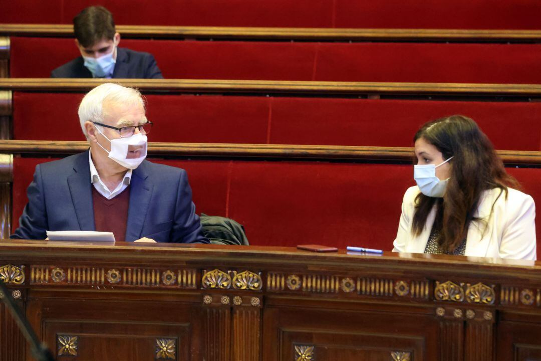 El alcalde de València, Joan Ribó, junto a la vicealcaldesa Sandra Gómez en el pleno del Ayuntamiento del mes de febrero. 