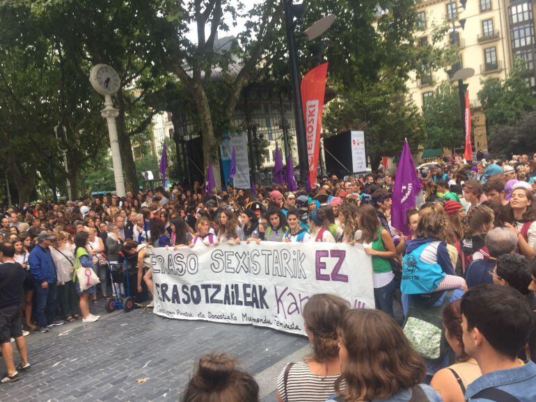 La manifestación, al lado del quiosco del Boulevard donostiarra. 