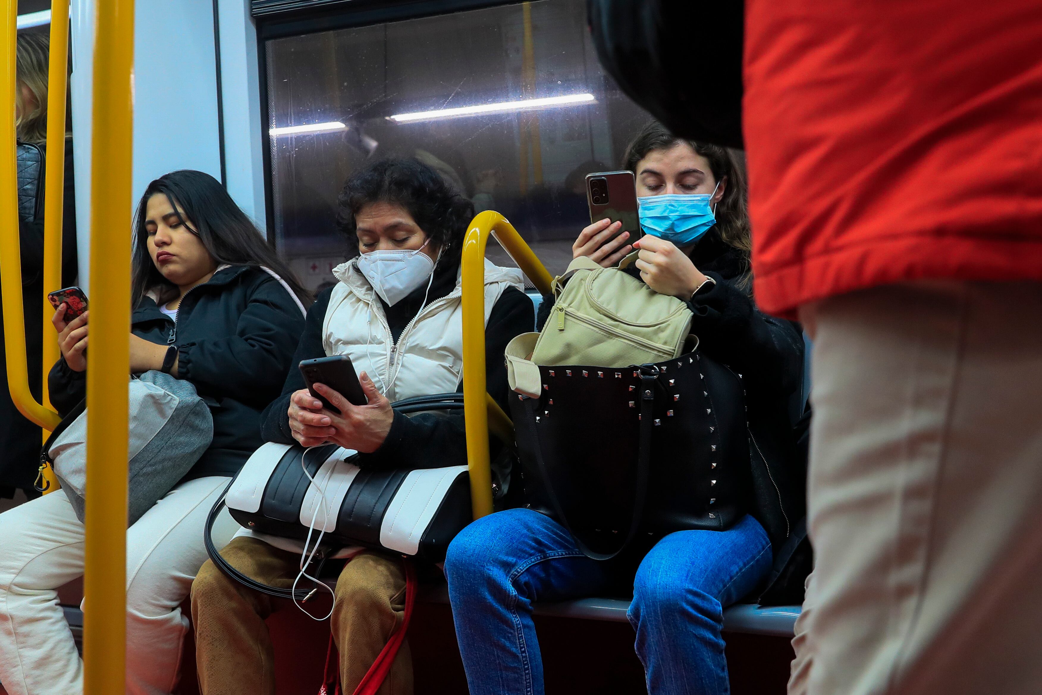 Pasajeros con y sin mascarilla en un vagón del metro de Madrid