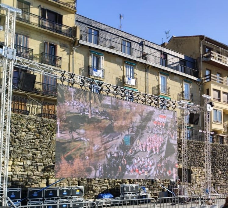 La pantalla gigante situada en el muelle de San Sebastián