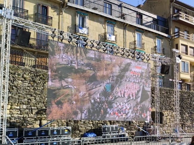 La pantalla gigante situada en el muelle de San Sebastián