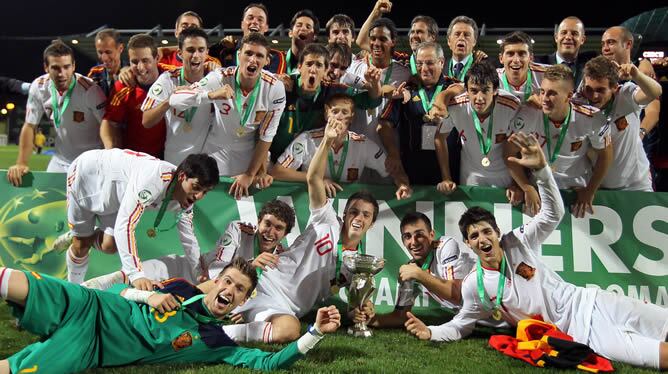 Los jugadores de la selección de España sub&#039;19 celebran el campeonato europeo logrado ante la República Checa