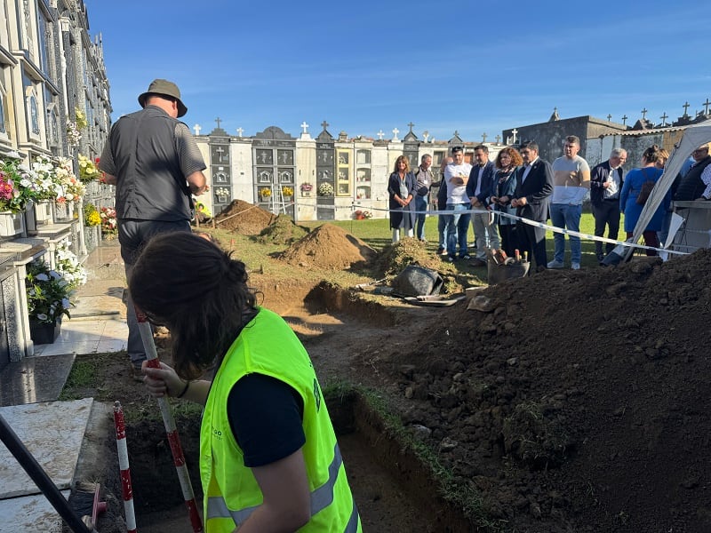 En el cementerio de O Val se desarrolla la segunda campaña para localizar la fosa. Foto: Delegación Gobierno