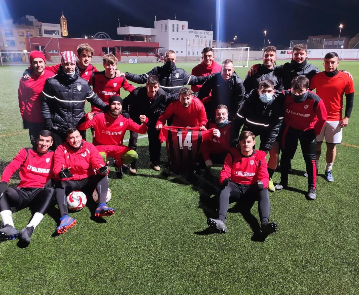 Jugadores del CF Bellreguard apoyando a su compañero Mori