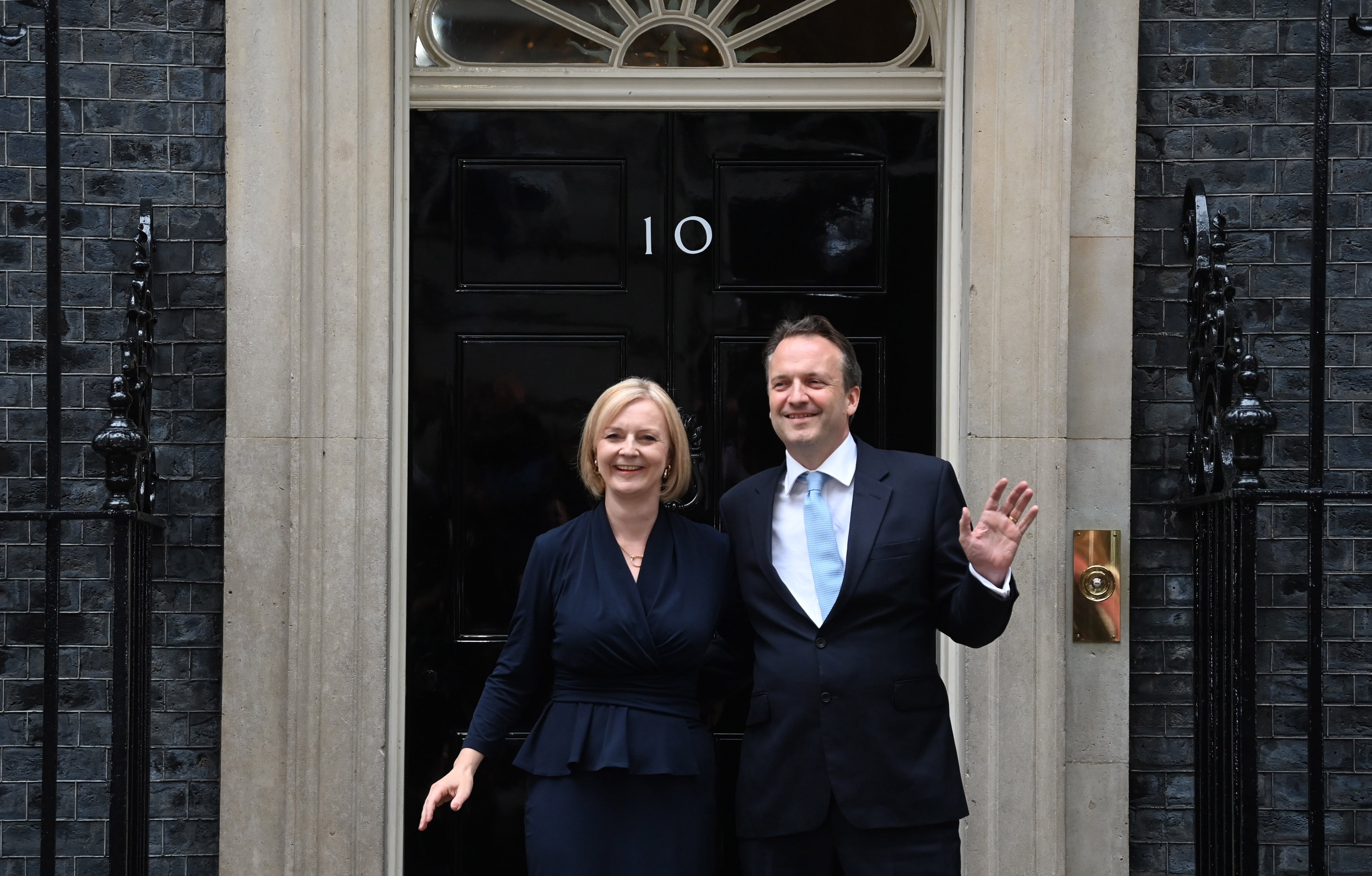 La nueva primera ministra de Reino Unido. Liz Truss y su marido, Hugh O&#039;Leary, en el 10 de Downing Street