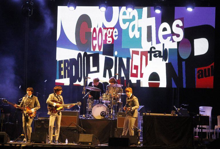 GRA369. MADRID, 02/07/2015.- Integrantes de la &quot;Bootleg Beatles&quot;, tributo a &quot;Los Beatles&quot;, durante el concierto que han ofrecido esta noche en la Plaza de Toros de las Ventas, para celebrar el 50 aniversario de la llegada de los cuatro de Liverpool a Madr