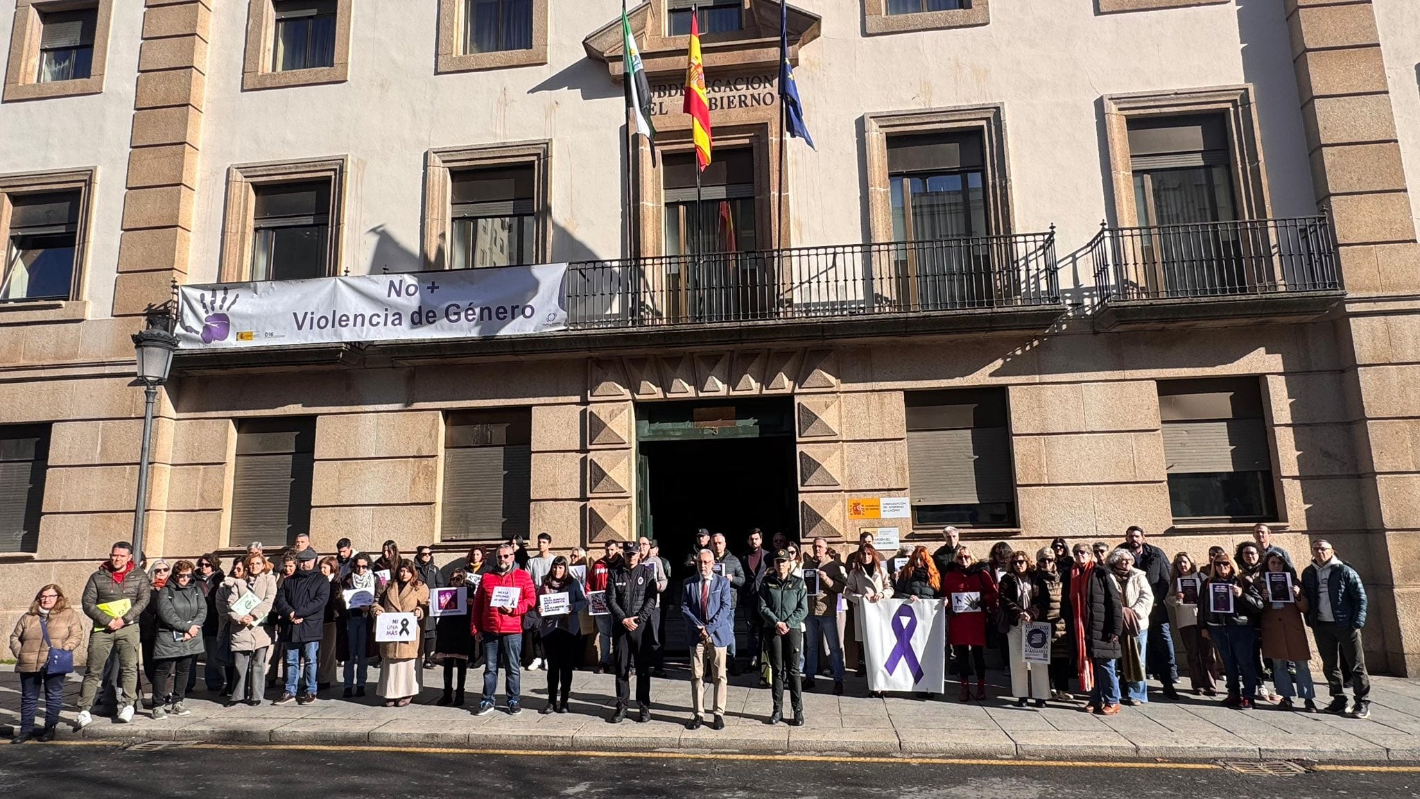 Minuto de silencio en la subdelegación del Gobierno en Cáceres por la mujer de 78 años asesinada por su marido en Badajoz