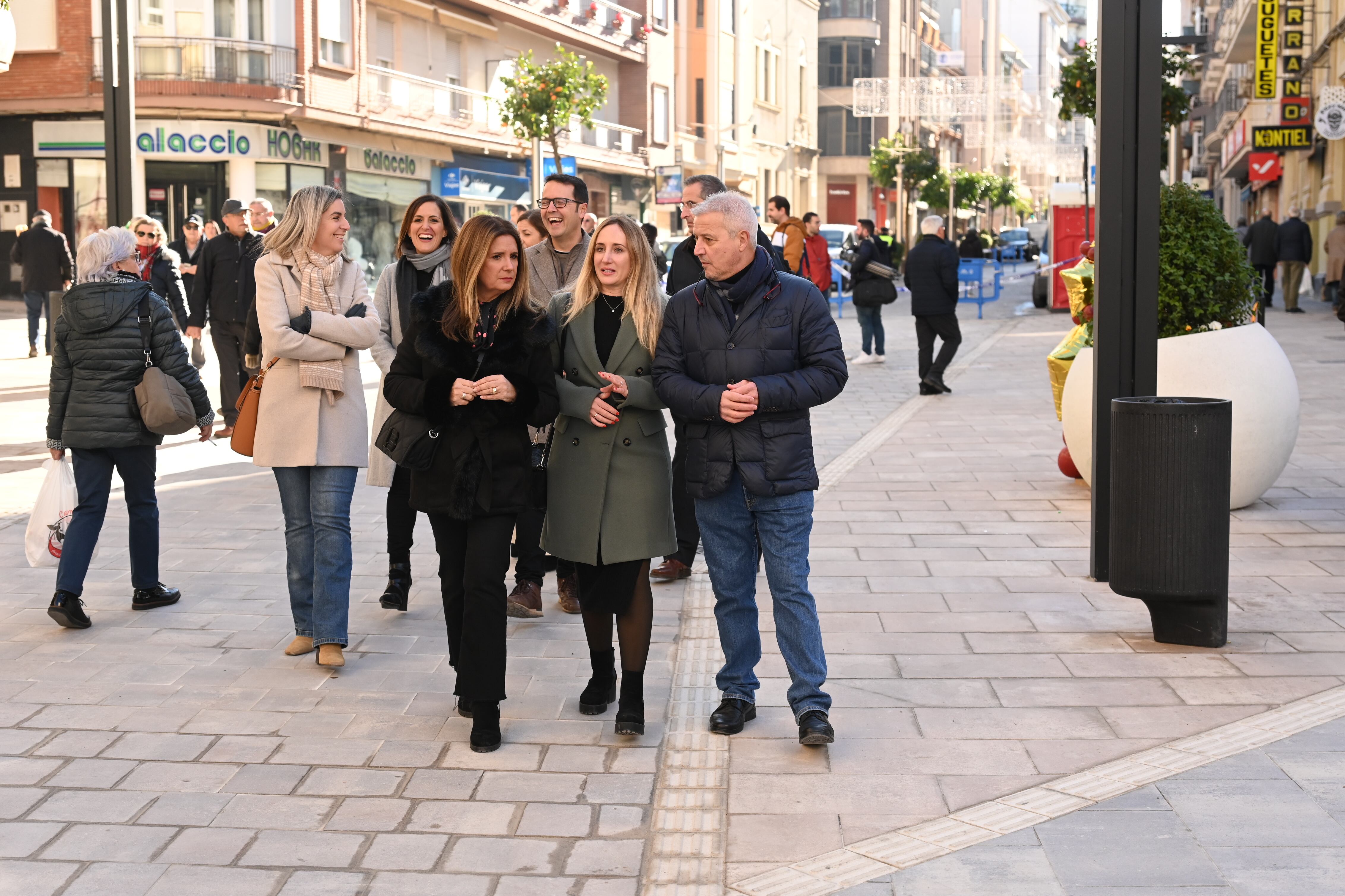 Responsables del equipo de gobierno municipal y técnicos pasean por el tramo remodelado en el centro de Linares.