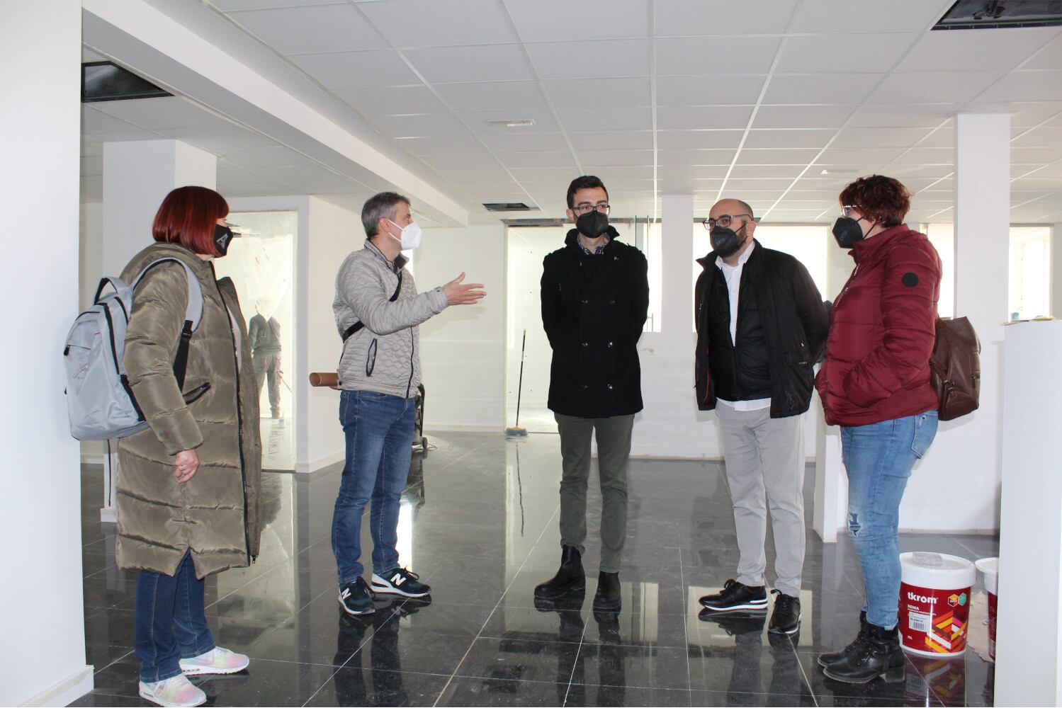 Ayuntamiento Novelda visita las obras del edificio de la calle Pelayo.