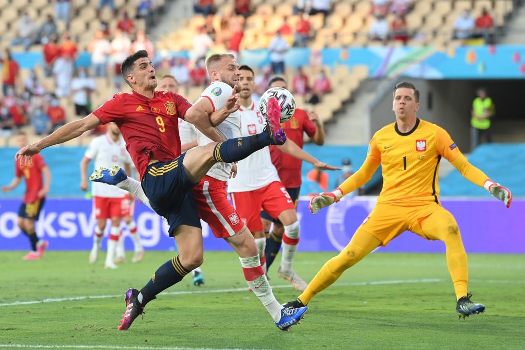 Gerard Moreno busca el remate en el encuentro ante Polonia