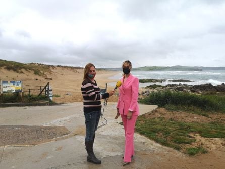 Veronica Samperio, alcaldesa de Pielagos en la playa de Valderarenas.