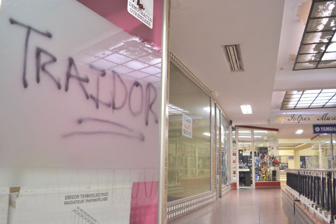 Uno de los locales que el nuevo alcalde tiene en las Galerías Centrales aparecía ayer lunes con una pintada en la que podía leerse la palabra &#039;traidor&#039;.