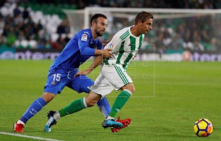 Molinero, con la camiseta del Getafe, defendiendo a Joaquín (Betis).