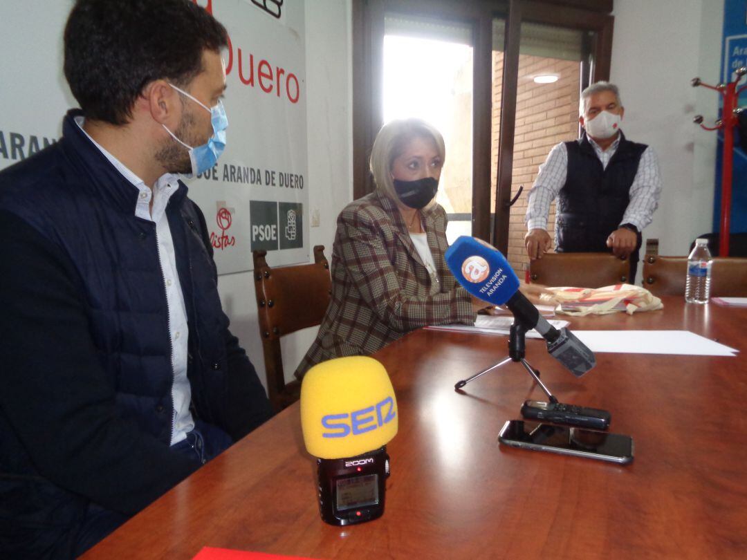 DIego Moreno (en primer término), Amparo Simón y el secretario de la agrupación local socialista, Ildefonso Sanz