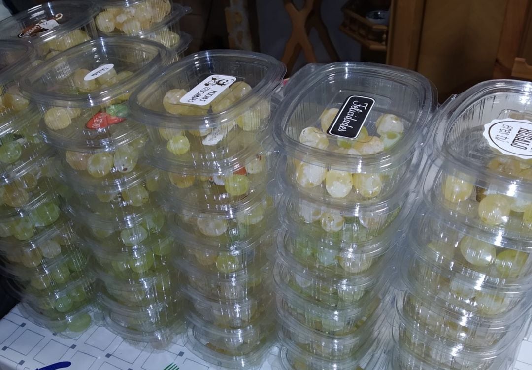 Paquetes de uvas listos para el reparto entre los vecinos de Albendea.