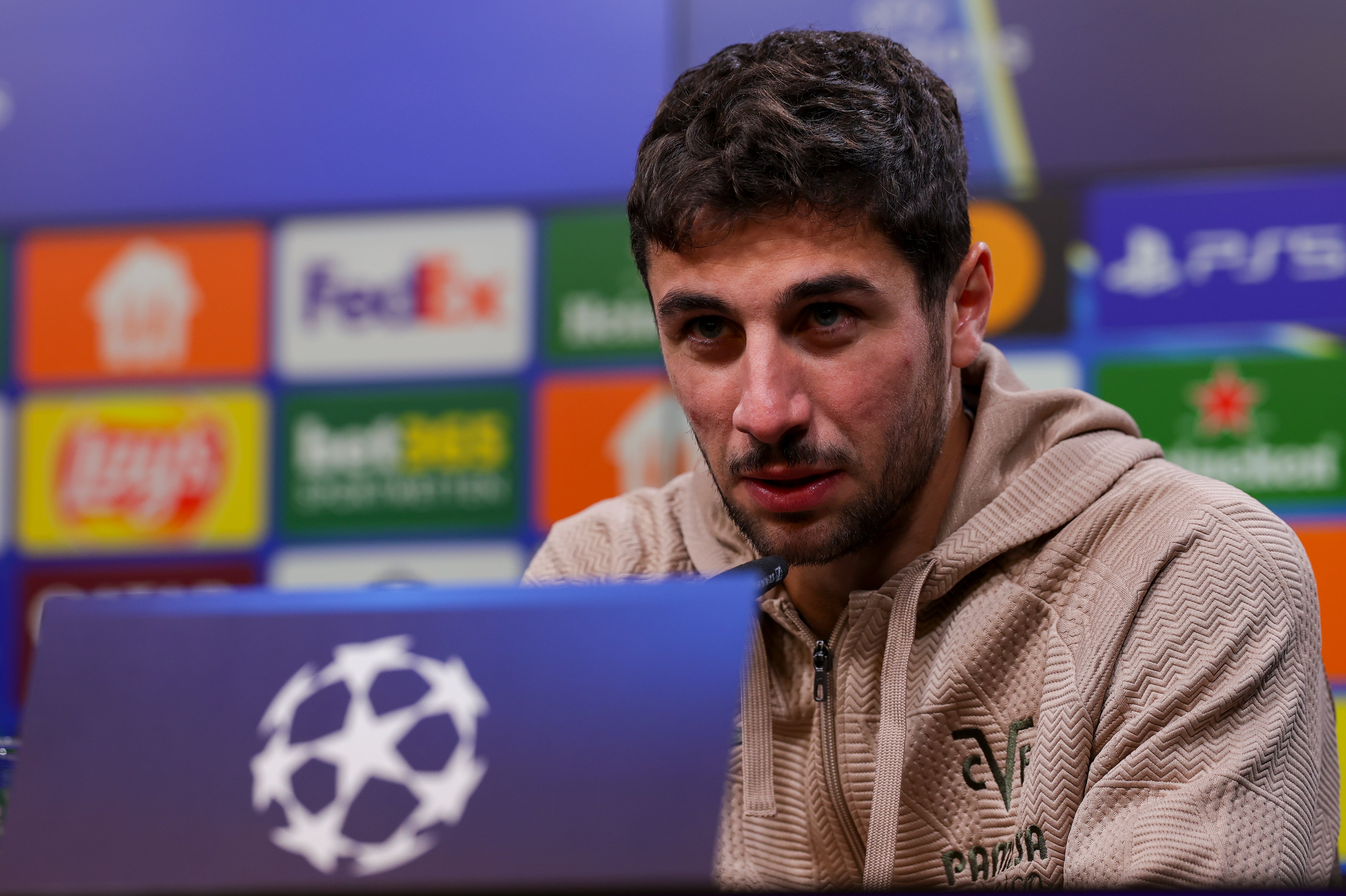 DORTMUND (Germany), 24/11/2025.- Villarreal player Santi Comesana attends a press conference in Dortmund, Germany, 24 November 2025. Villarreal will face Borussia Dortmund on 25 November in a UEFA Champions League match. (Liga de Campeones, Alemania) EFE/EPA/CHRISTOPHER NEUNDORF
