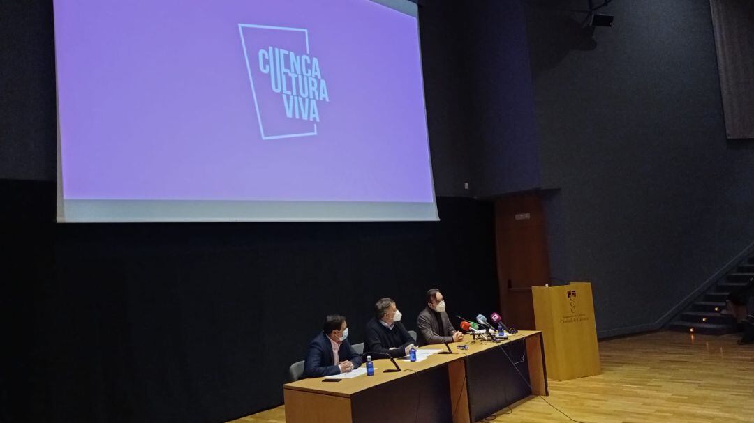 Representantes de Diputación y Ayuntamiento durante la presentación del nuevo logo