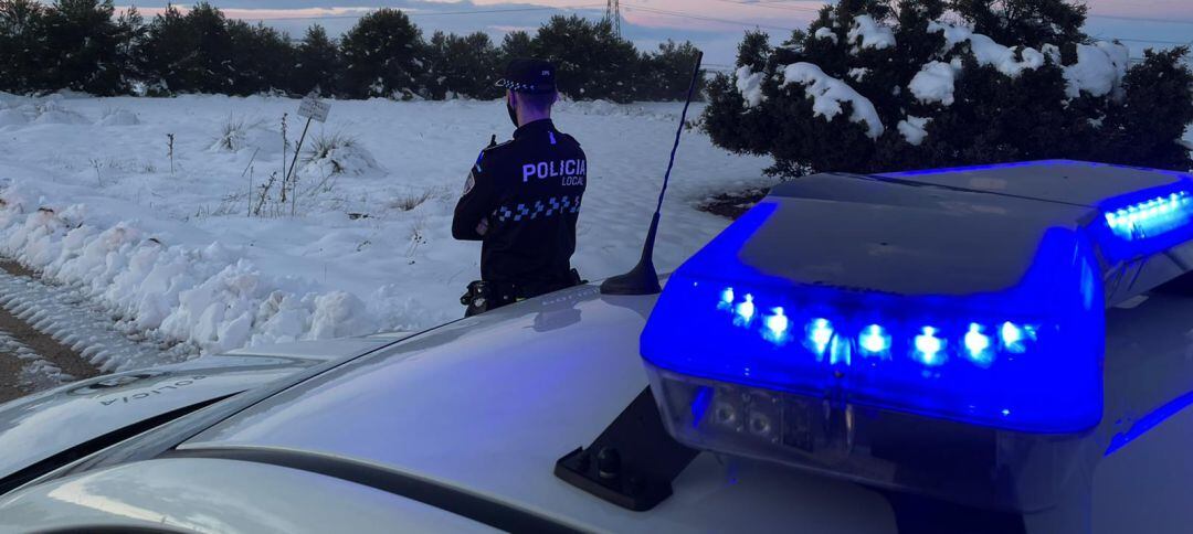 Un agente, a las afueras de la ciudad