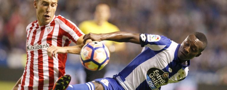 El jugador del Athletic de Bilbao De Marcos pelea un balón con ante el colombiano Marlos Moreno, del Deportivo.