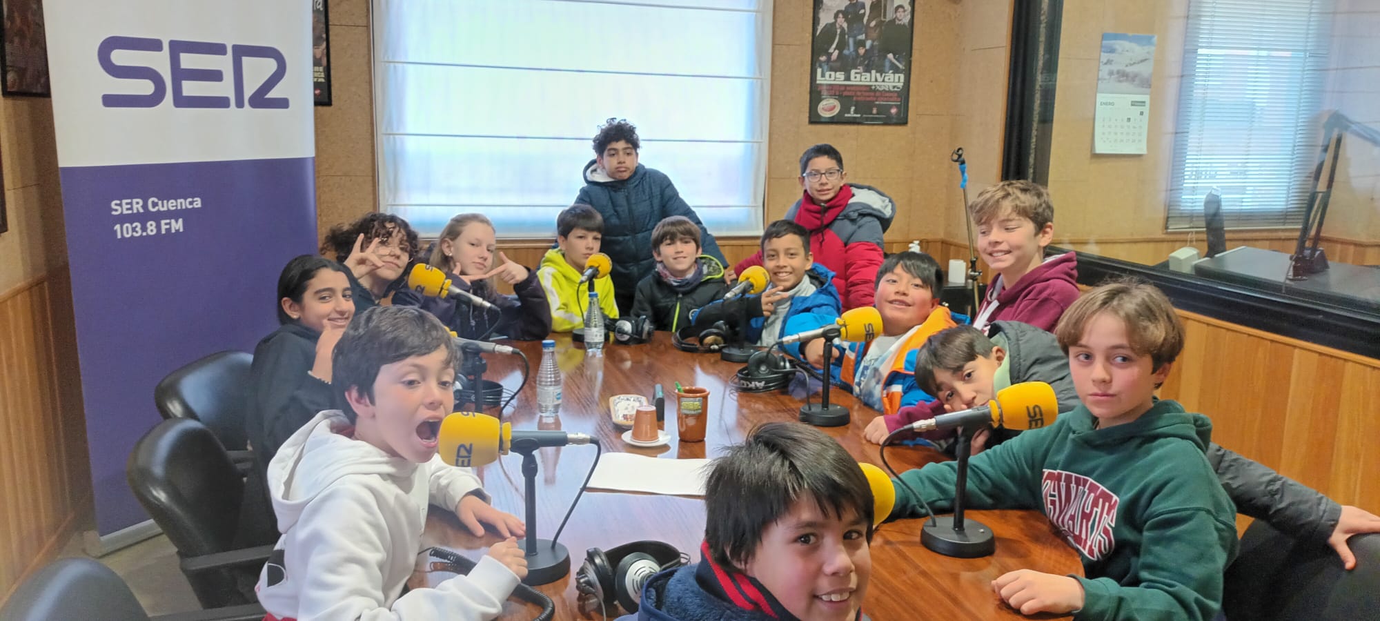 Los alumnos de 6º B del colegio Fray Luis de León de Cuenca en el estudio de la SER.