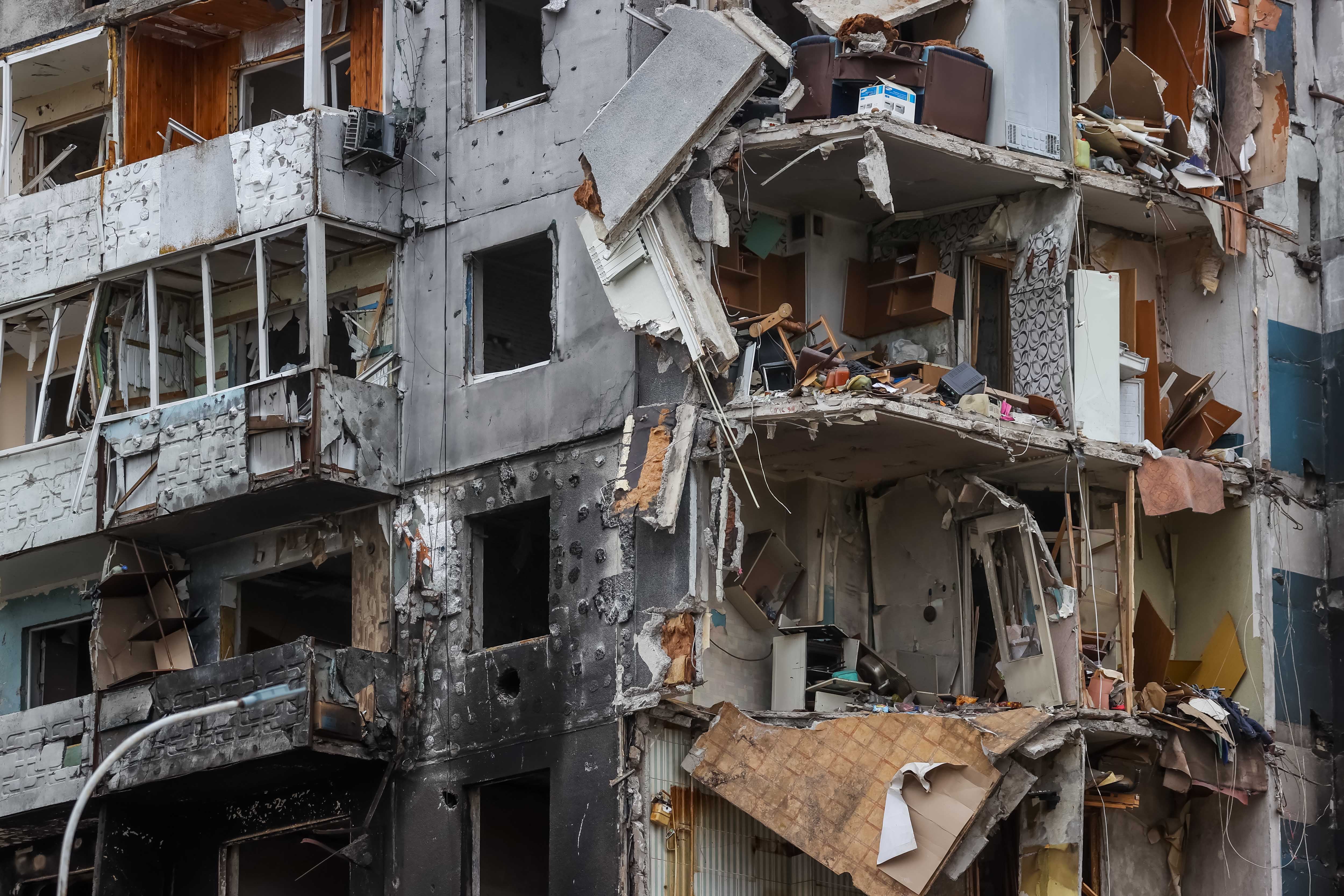 Vista de un edificio bombardeado en Borodianka (Ucrania)