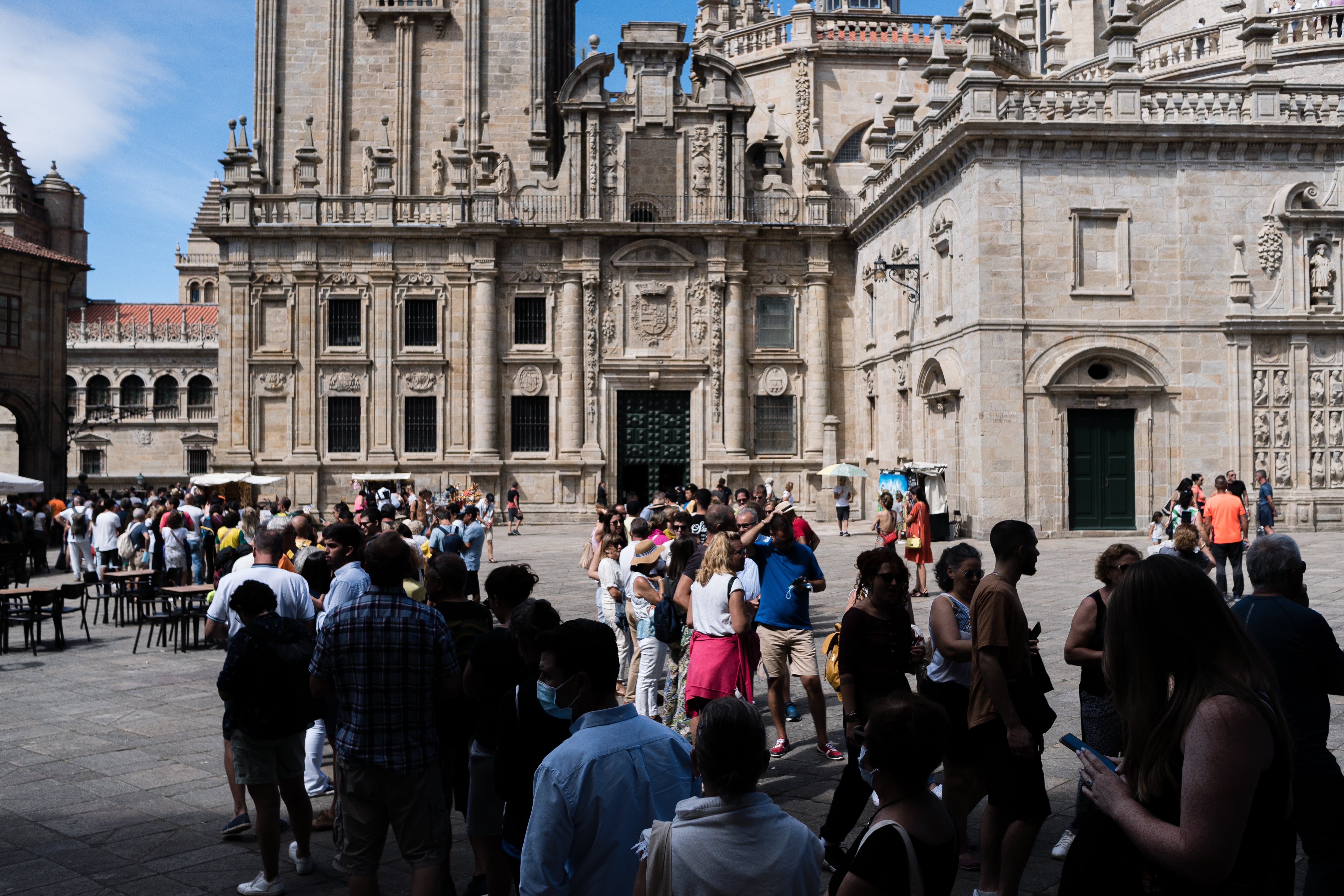 Turistas en la praza da Quintana, esperando a poder acceder en la Catedral de Santiago (Photo by Diego Radamés/SOPA Images/LightRocket via Getty Images)