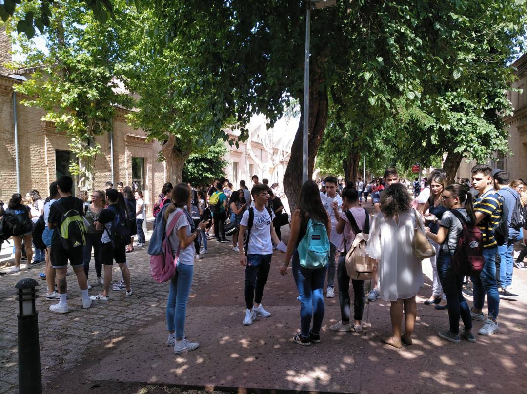 Alumnos de Castilla-La Mancha haciendo la EvAU en el campues de la fábrica de armas de Toledo