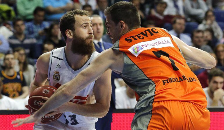 El base del Real Madrid Sergio Rodríguez (i) con el balón ante el pívot serbio del Montakit Fuenlabrada Oliver Stevic, durante el partido de la jornada 32 de la Liga ACB de baloncesto disputado en el Palacio de Deportes de Madrid.