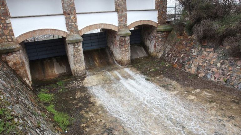 El pantano del Gasset, al 82 por ciento de su capacidad, ha comenzado a desembalsar agua