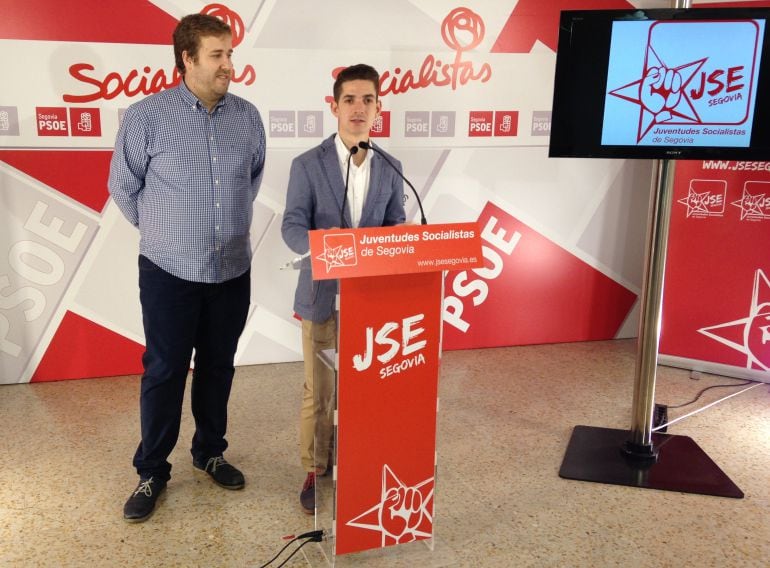  El secretario provincial de Juventudes Socialistas Sergio Iglesias (d) junto  al procurador Álvaro Lora