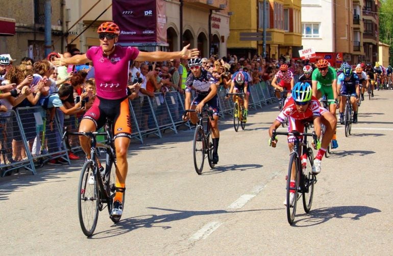 El belga Jarne de Paar en gesto victorioso tras ganar el sprint en la llegada de San Esteban de Gormaz.