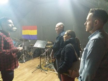 El presidente de PeñaRock, izquierda, mostraba el local de ensayo a alcalde y concejala de cultura y festejos