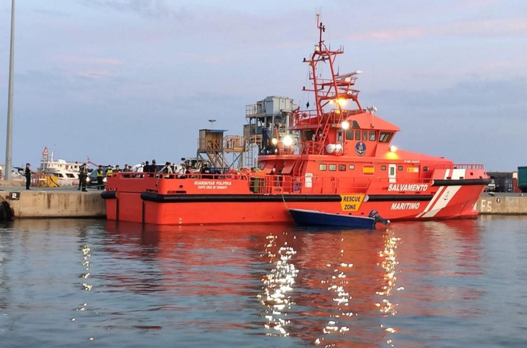 Imagen de archivo de una embarcación de Salvamento con inmigrantes a bordo en el puerto de Ibiza