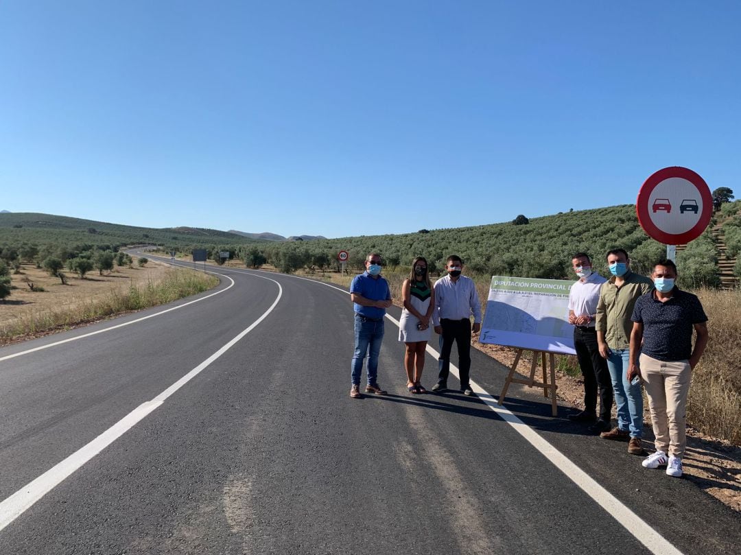 El presidente de la Diputación Provincialde Jaén, Francisco Reyes, tercero por la izquierda, con los alcaldes de la zona en la inauguración de la carretera