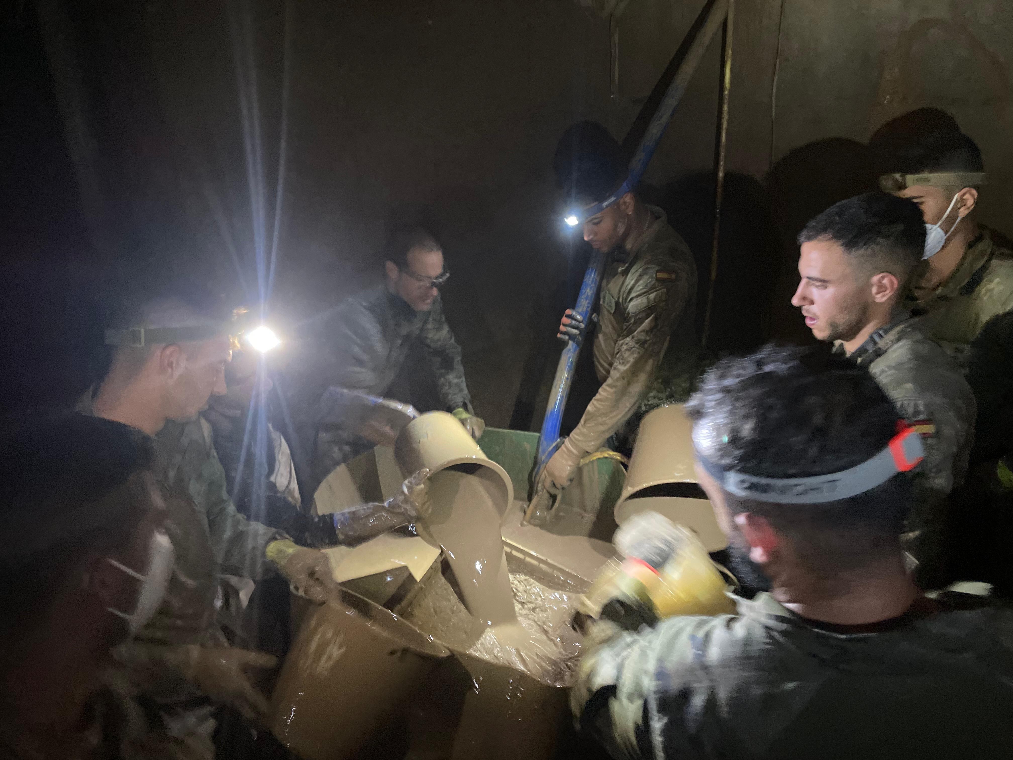 Regimiento Galicia en labores de limpieza tras la DANA de Valencia