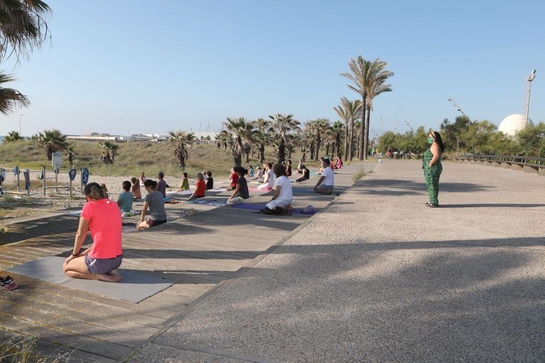 Actividades de yoga en la playa de Castelló