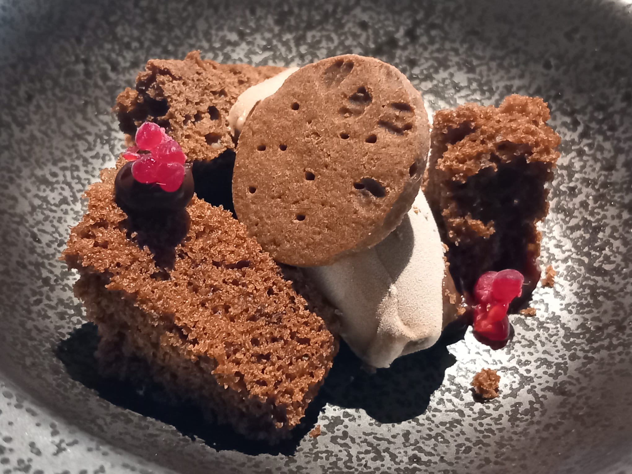 Bizcocho de chocolate, trufa, compota de frambuesa y cream y sable de cacao