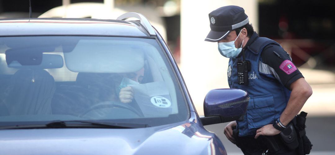 Controles policiales de movilidad en el primer día de restricciones selectivas en la Comunidad de Madrid