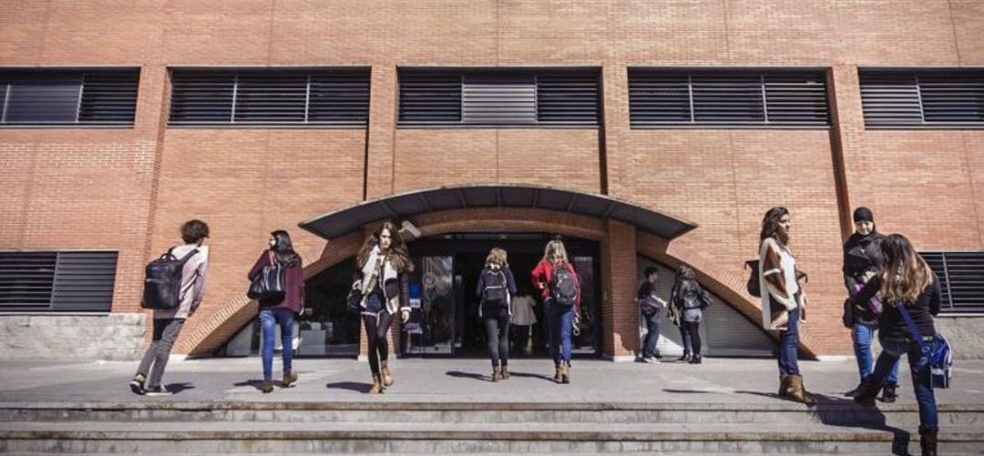 Estudiantes entrando a la facultad