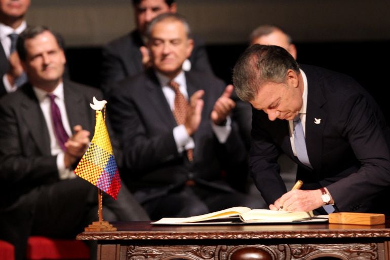 El presidente de Colombia Juan Manuel Santos firma el nuevo acuerdo de paz para terminar 52 años de conflicto armado 