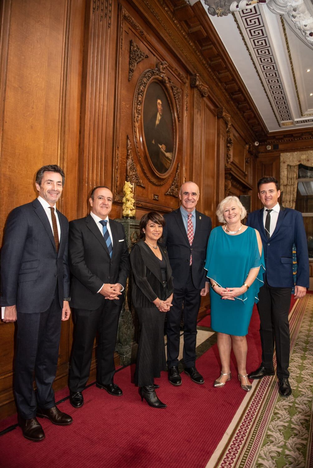 Antonio Muñoz, junto con Liz Ortiguera, directora ejecutiva de la Asociación de Viajes de Asia-Pacífico (PATA), Daniela Wagner, directora de Europa, Oriente Medio y África de PATA, el delegado de Economía, Comercio y Turismo del Ayuntamiento, Francisco Páez, el gerente de Congresos y Turismo de Sevilla, Antonio Jiménez, y Santi García-Dils, técnico de Turismo de Sevilla.