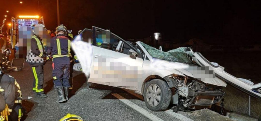 Los bomberos actuando en el lugar del accidente