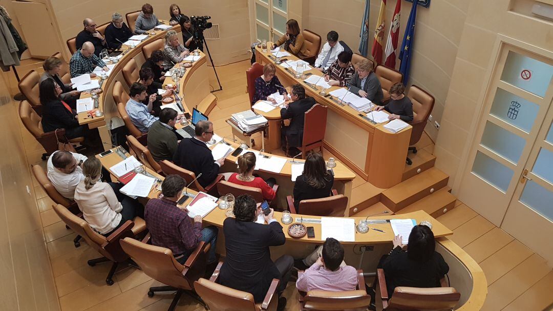 El Pleno del Ayuntamiento no aprueba la modificación presupuestaria que incluía partidas para el CIDE, la muralla o el ascensor de la calle Gascos