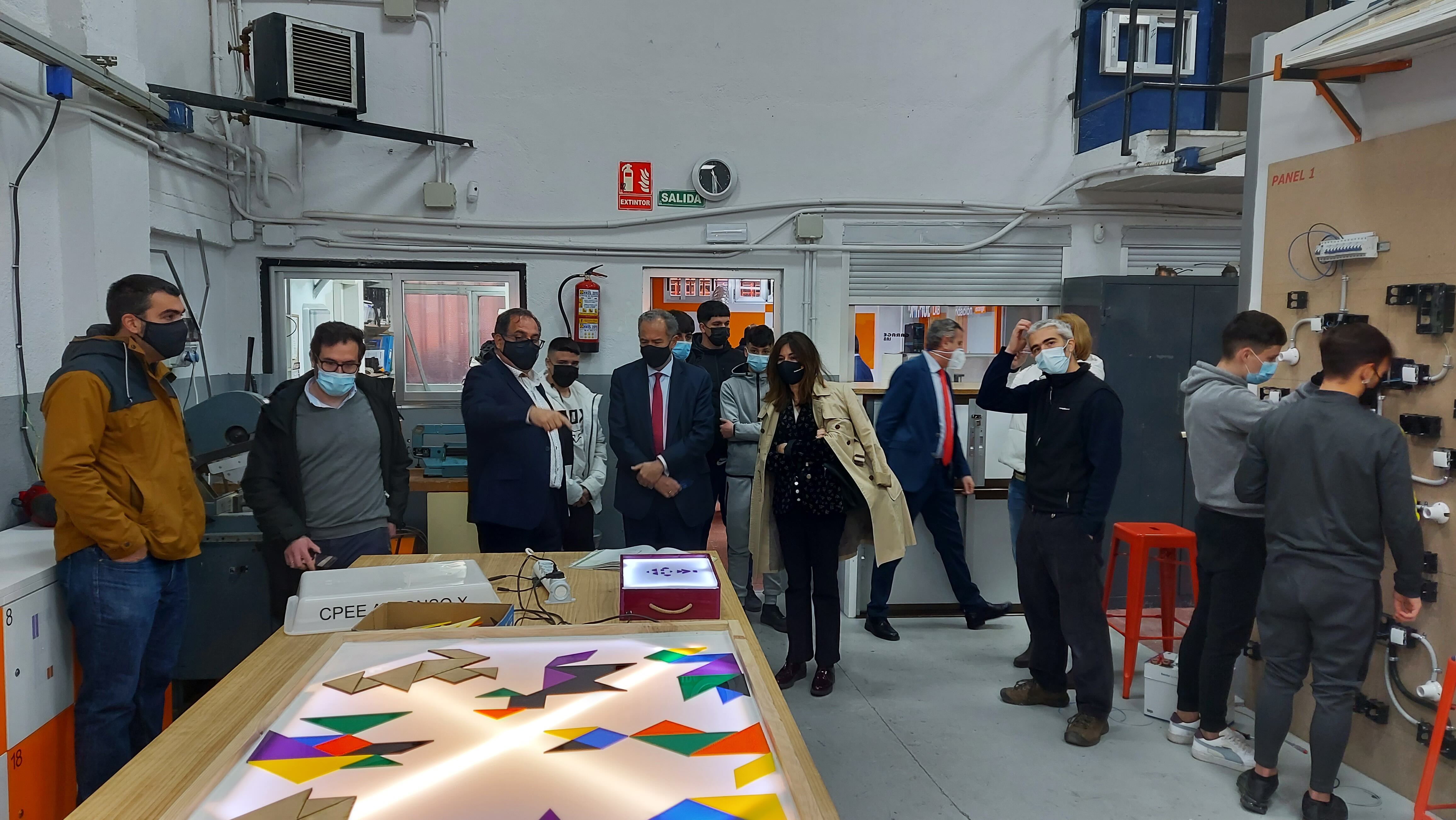 El consejero madrileño de Educación visitando el Garage Lab del Instituto Luis Vives de Leganés