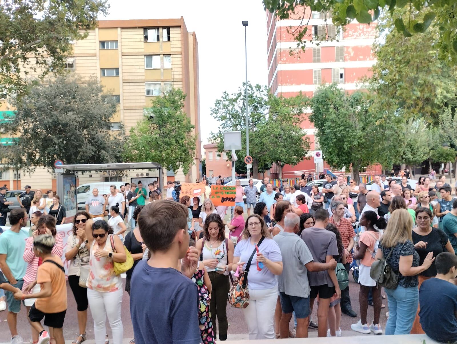 Protesta frente a Educación por la falta de transporte escolar en la Región de Murcia