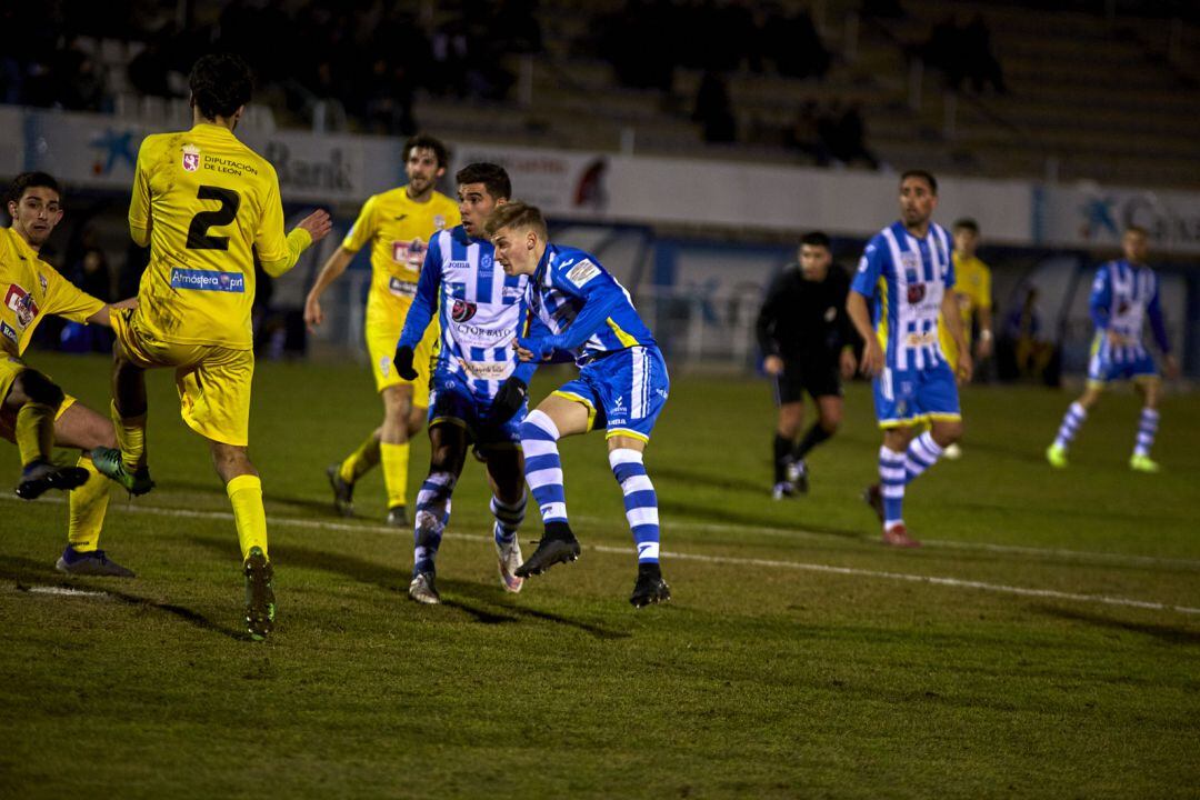 Yakovlev en el instante de su lanzamiento para lograr el tanto del triunfo ribereño ante La Bañeza.