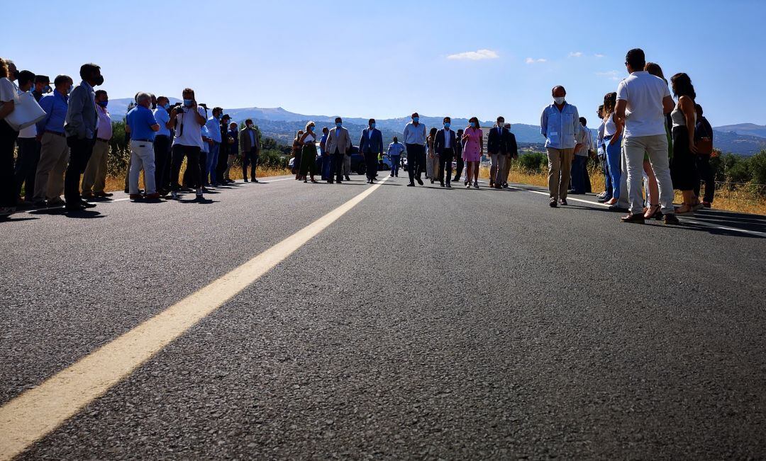 El presidente andaluz a su llegada a la Variante junto a alcaldesa de la Serranía de Ronda