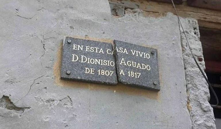 Imagen de la placa situada en la casa donde vivió el músico Dionisio Aguado.